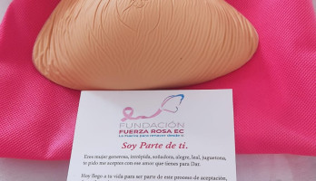 Samen met Fundación Fuerza Rosa geven we Ecuadoriaanse lotgenoten hun zelfvertrouwen en fierheid terug met het geven van een externe borstprothese