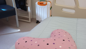 Zoveelsteun aan het kussentje in vorm hart bij verlaten zkh