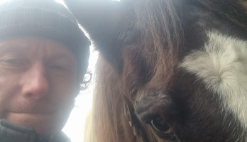 Foto is met het paard dat was haar grootste vriend.