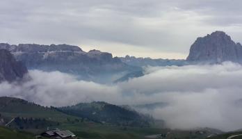 Mist gevangen tussen de bergen.