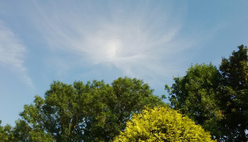 De zon schijnt zeker nog, af en toe een wolkje heeft iedereen wel is.