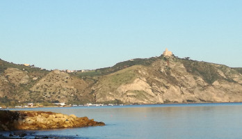 Tindari met het heiligdom van De Zwarte Madonna boven op de berg
