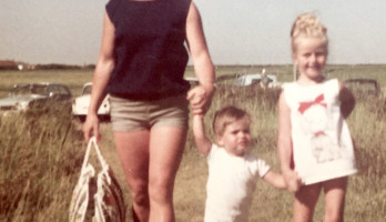 mamma Leny, broertje Peter en Annelies rechts op weg naar het strand in Zoutelande