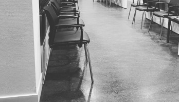 Een donkere wachtkamer