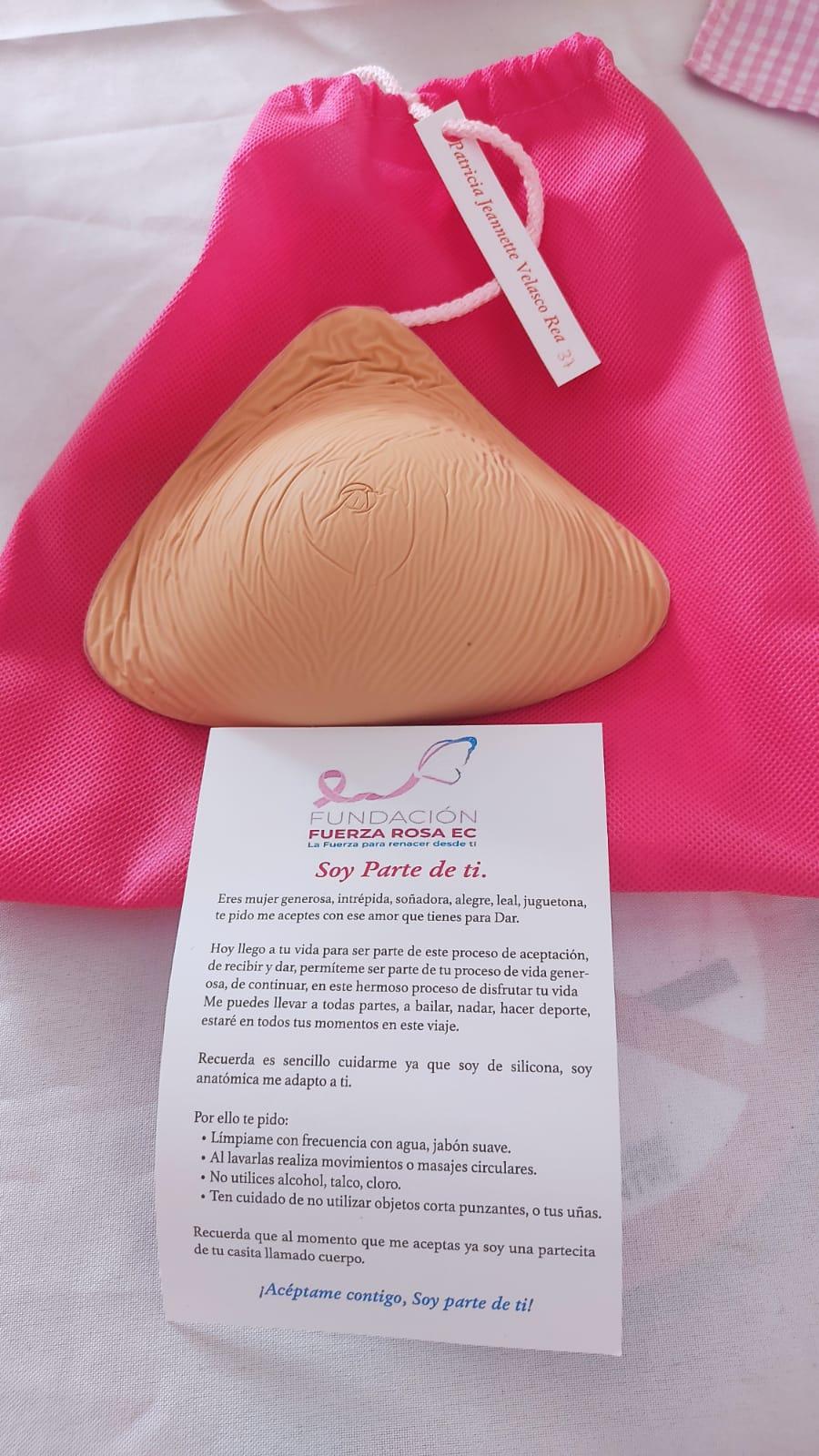 Samen met Fundación Fuerza Rosa geven we Ecuadoriaanse lotgenoten hun zelfvertrouwen en fierheid terug met het geven van een externe borstprothese