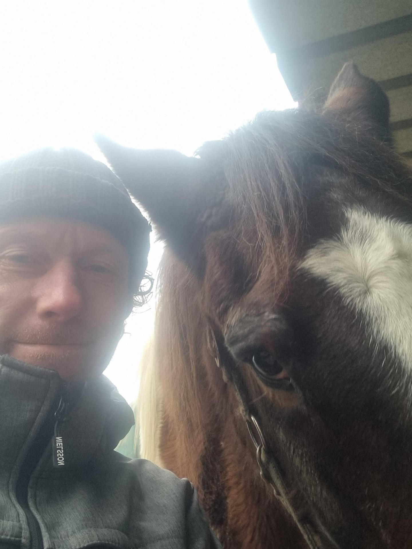 Foto is met het paard dat was haar grootste vriend.