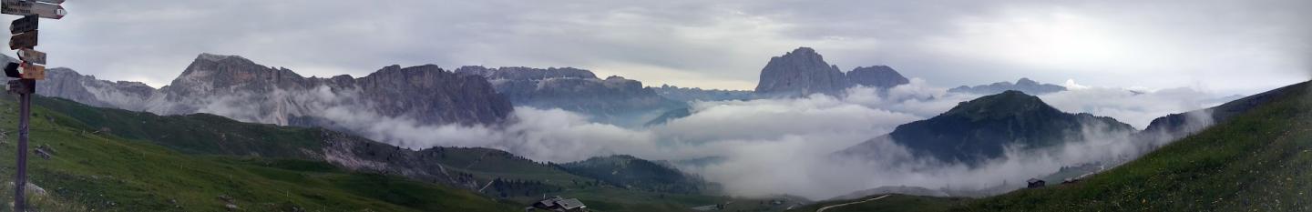 Mist gevangen tussen de bergen.