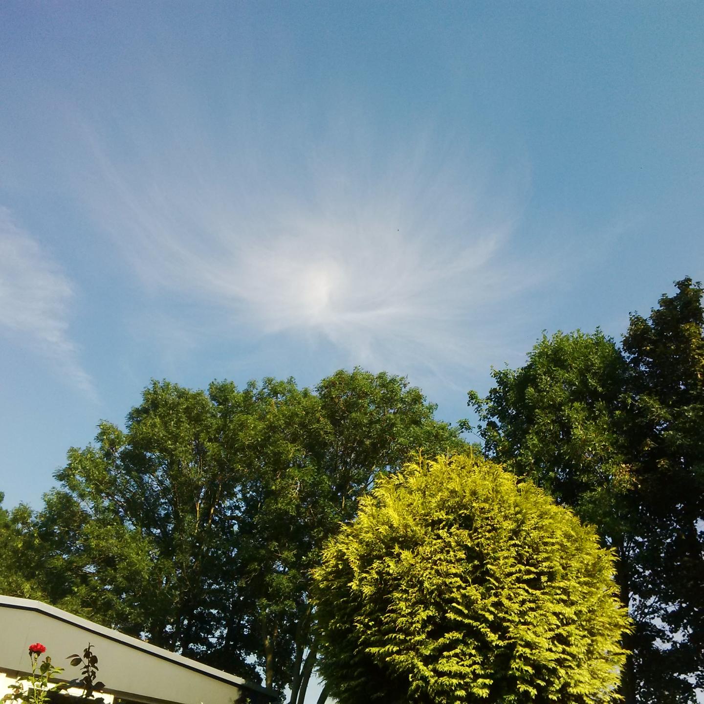 De zon schijnt zeker nog, af en toe een wolkje heeft iedereen wel is.