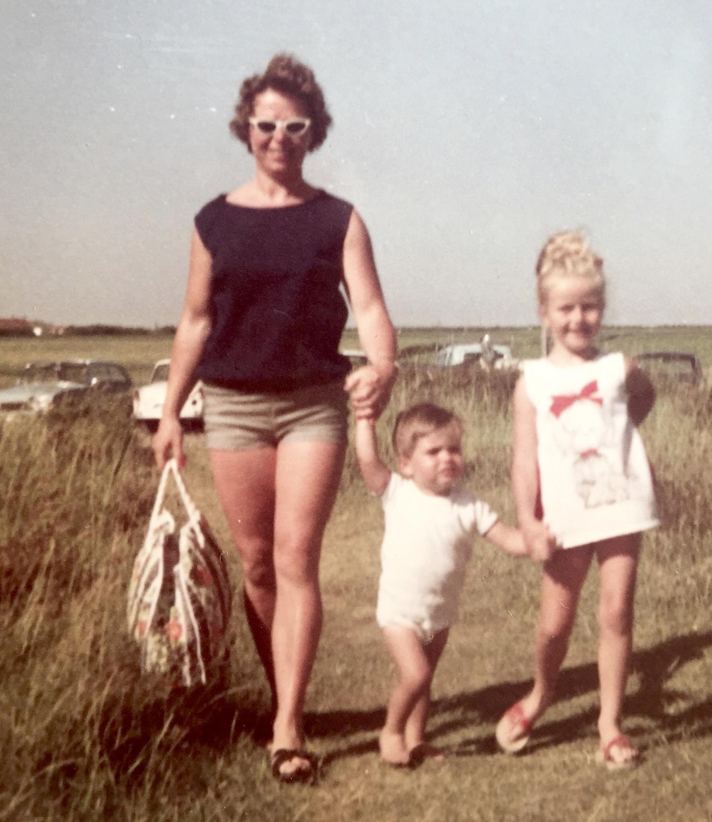 mamma Leny, broertje Peter en Annelies rechts op weg naar het strand in Zoutelande