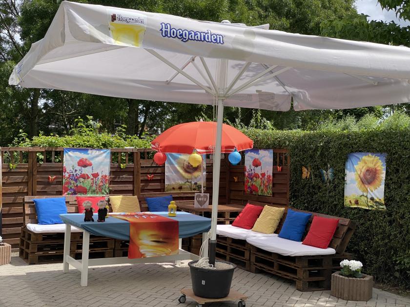 Ons lekkere zitje bij de garage!!