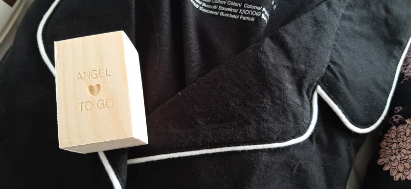 op mijn pyjama ligt een doosje met daarin een klein engeltje