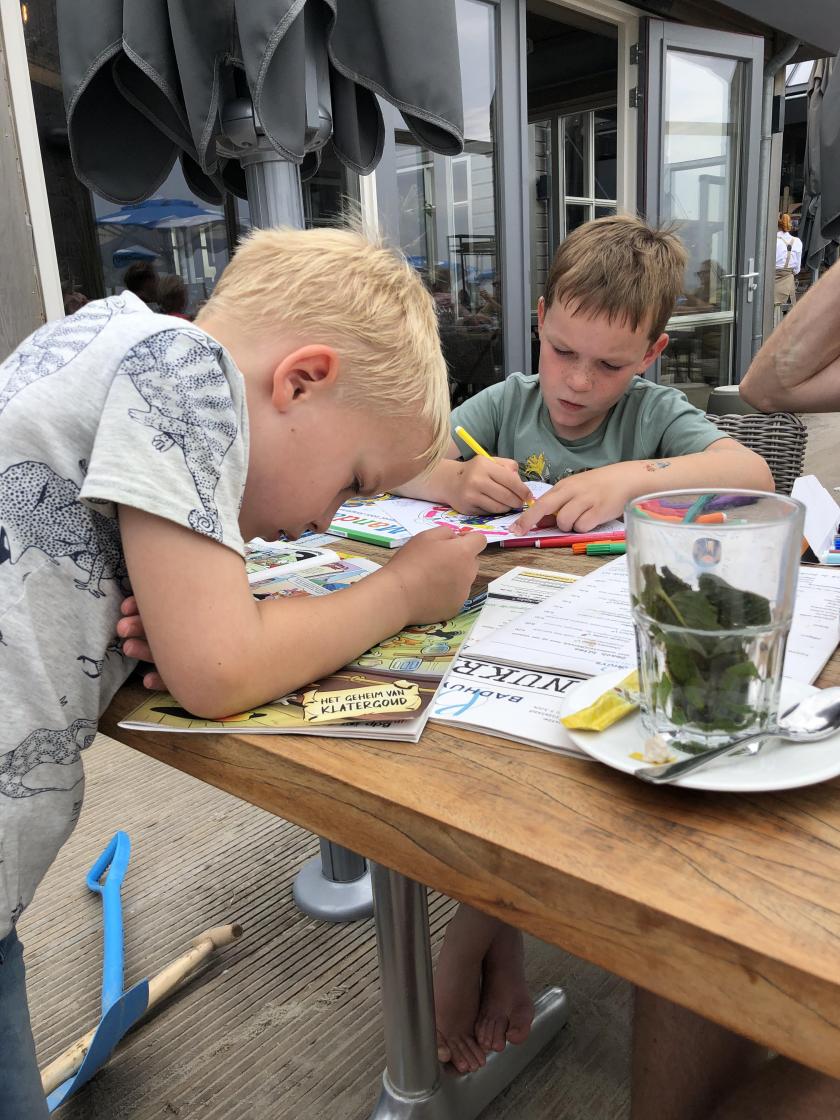 Kleuren op het terras op Vlieland.