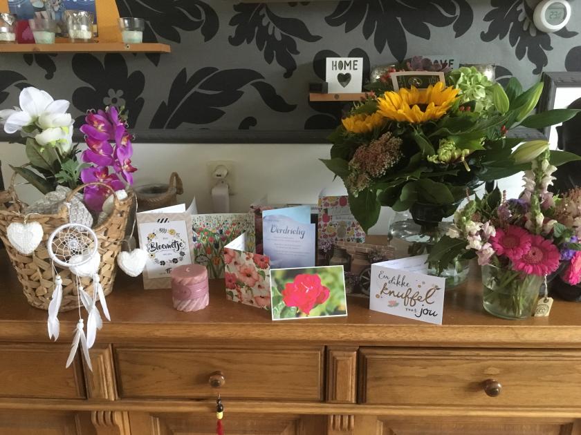 Kaarten en bloemen na het slechte nieuws ..