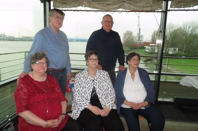 Laatste familiebijeenkomst met alle broers en zussen. Inmiddels is de meest rechtse zus overleden.