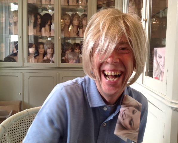 Auteur Jaap zet stiekem Helma's pruik  even op bij de kapper