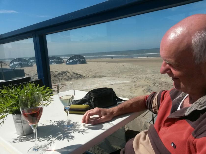 Genieten aan het stand met een wijntje (Chardonnay)