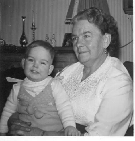 Jilles in 1960 bij oma Wiersema - Dubendorffer. 
