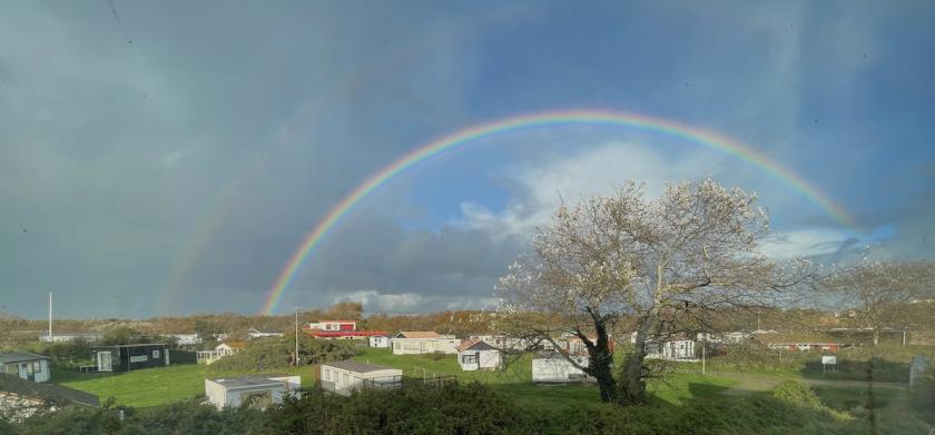 Regenboog boven de duinen