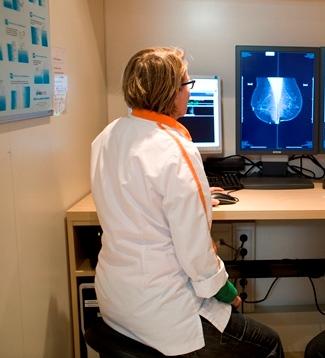 Beoordeling van een borstfoto in een mobiele onderzoekswagen