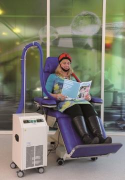 Koeling van de huid gebeurt met een koelkap van zacht kunststof (foto: Catharina ziekenhuis). Hoofdhuidkoeling bij chemotherapie