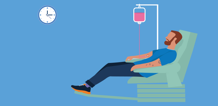 jonge man ligt in een stoel en krijgt chemotherapie uit een infuus