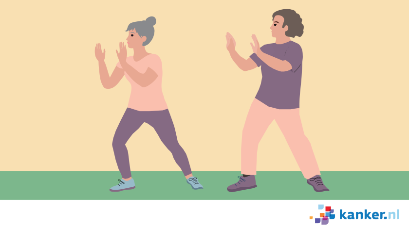een vrouw en een man staan in een tai-chi houding naast elkaar