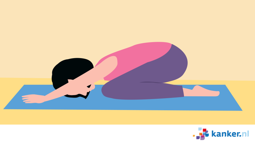 vrouw die op yogamatje zit gehurkt en met gezicht op de grond, armen naar voren