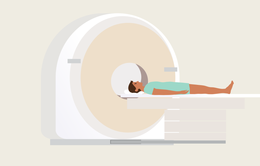 een man ligt op zijn rug en wordt de ronde opening van de ct-scanner ingeschoven