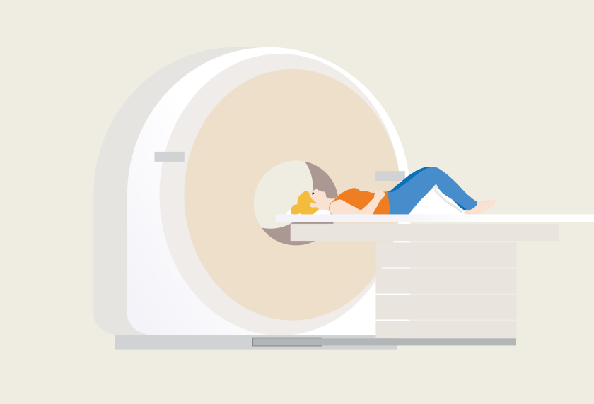 een vrouw ligt op haar rug en wordt de ronde opening van de ct-scanner ingeschoven