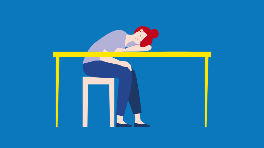 een vrouw zit op een stoel met haar hoofd op tafel